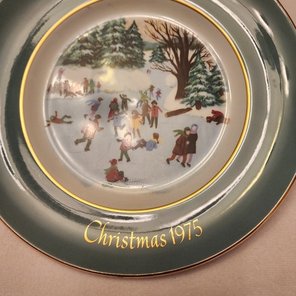 Avon Christmas Plate 1975 Skaters on the Pond - Picture 3 of 4